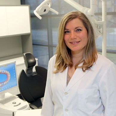 Dentiste souriante dans un cabinet moderne.