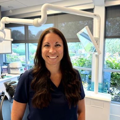 Femme souriante dans un cabinet dentaire.