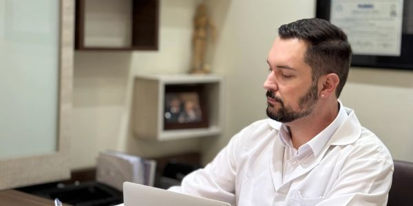 Homem médico trabalhando no computador.