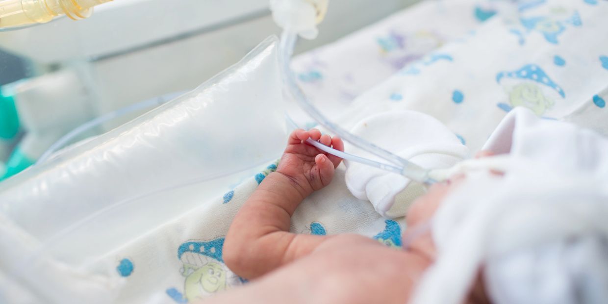 Photo | Bébé prématuré hospitalisé gavé au lait maternel
