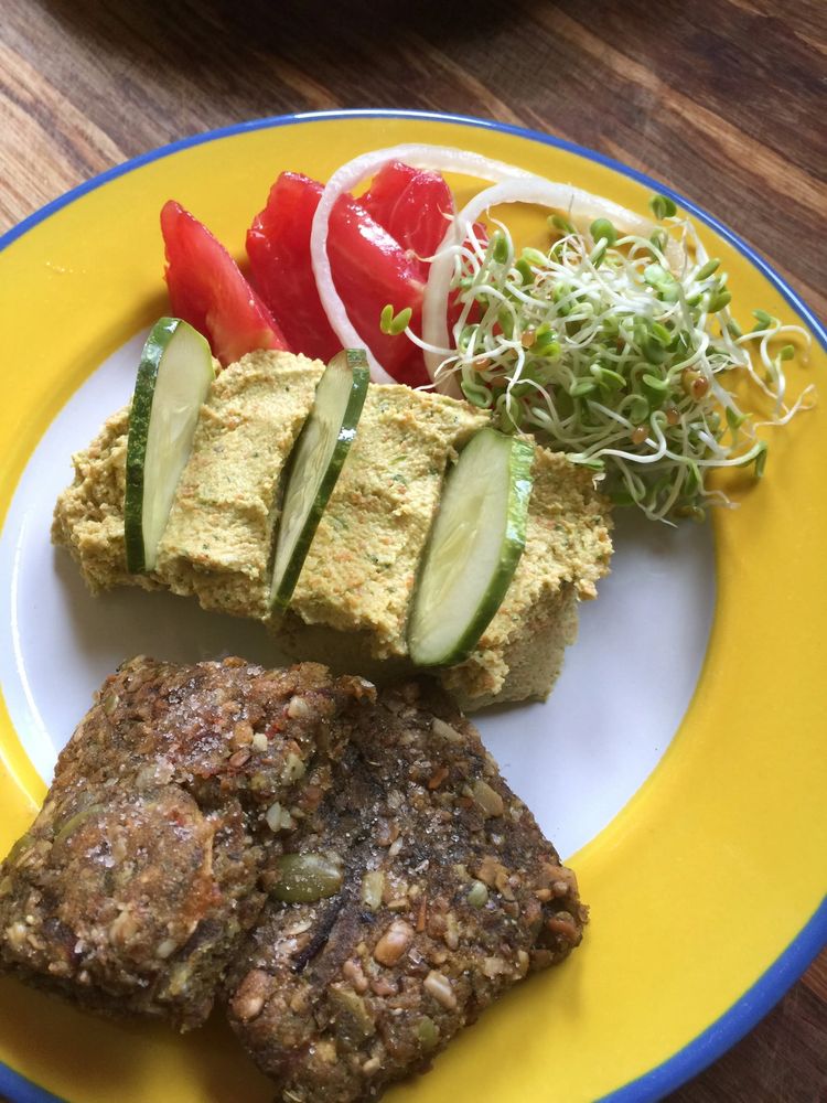 Cashew pate' and sprout crackers