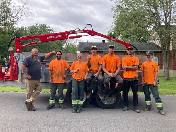 Trees & Beyond team with custom log trailer in Saint-Lazare.