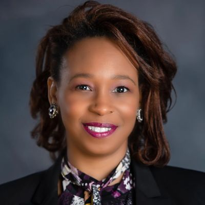 Roberta Lowe -  Professional Headshot