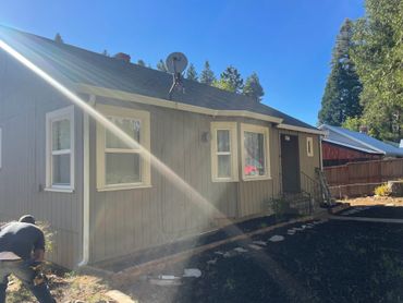Side view of an independent house with a roof