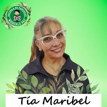 Retrato de Tía Maribel con fondo verde.