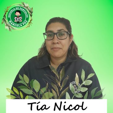 Retrato de Tía Nicol con fondo verde y logo escolar.
