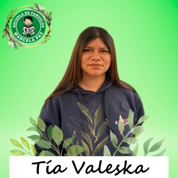 Retrato de Tía Valeska con fondo verde y hojas.