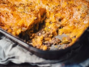 Gratin au fromage et viande hachée.