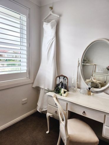 Vintage Bridal Room Styling for Bride's Get Ready Photos - Ivy & Khoa 15.11.24. 