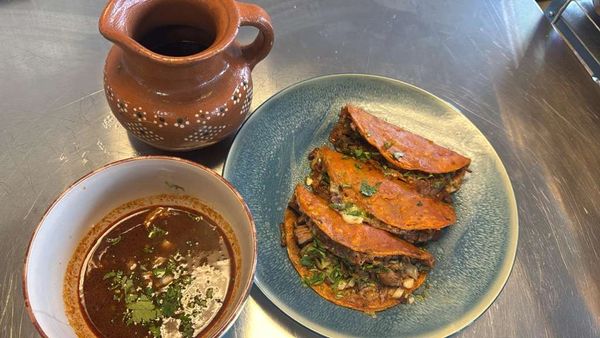 Quesabirrias , Consome 