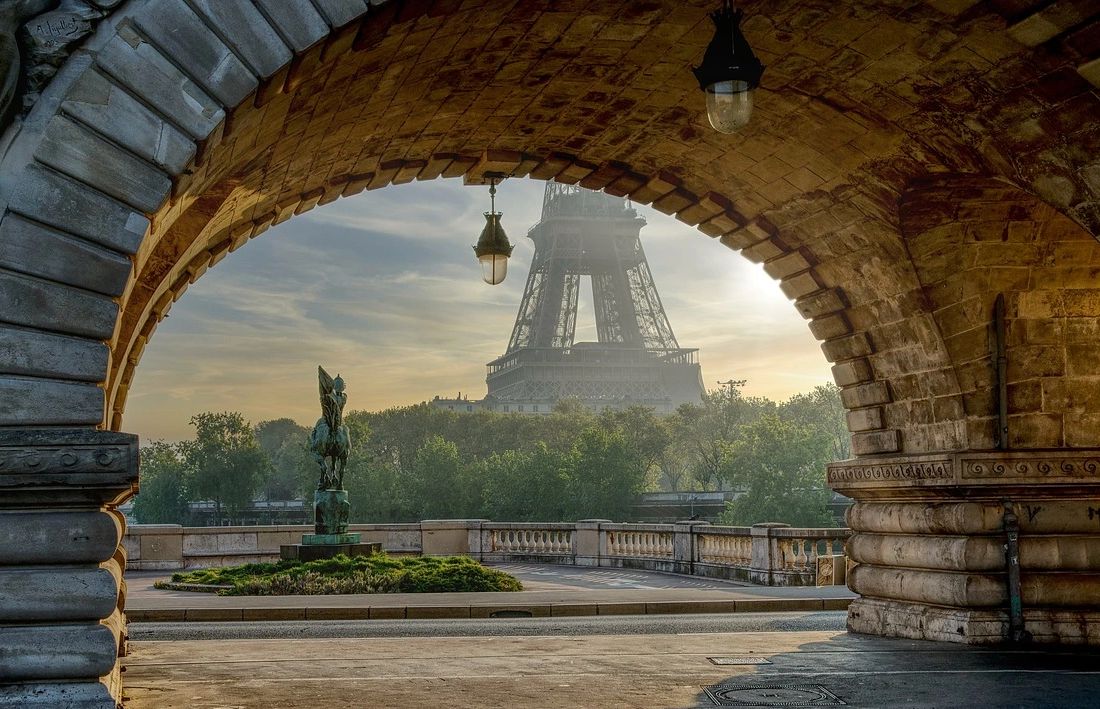 Pont de Bir Hakeim and the Effiel Tower