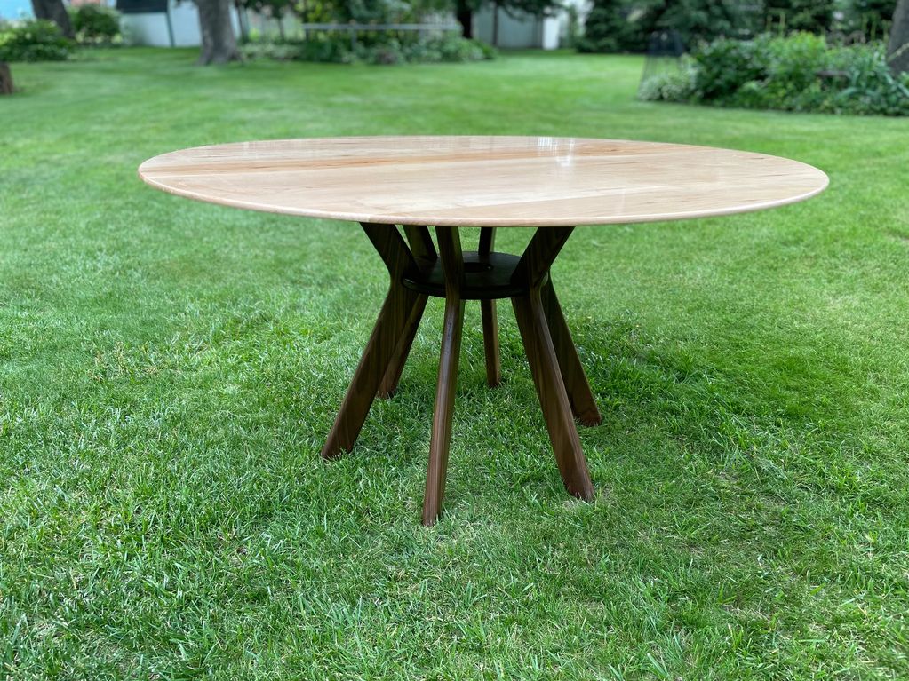 Round dinning table