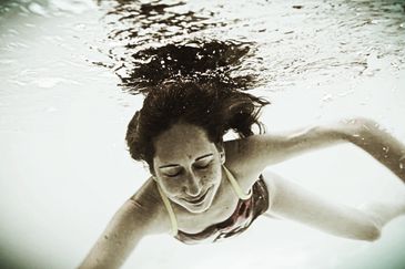 אני מאיה 
משלבת מגוון טכניקות של עבודת גוף ונפש במים.
בעיקר אני מקשיבה לאדם ולמים ומוצאת את נקודות ה