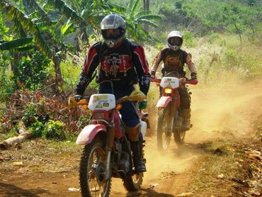 Raid moto enduro en Thaïlande. Trip Excursion découverte par pistes sauvages à travers jungle forêt