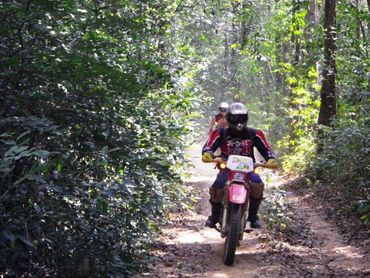Raid moto enduro en Thaïlande. Trip Excursion découverte par pistes sauvages à travers jungle forêt