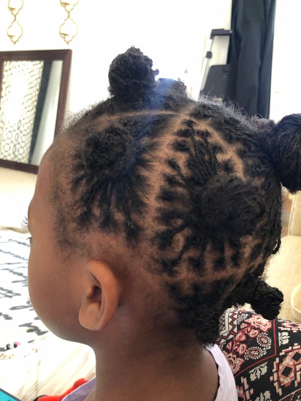 A young girls Sisterlocks grid pattern