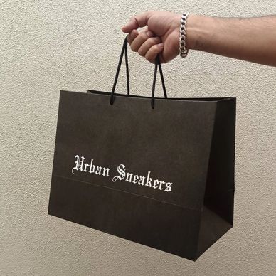 bolsas de papel color negro con asas de agujetas personalizadas con logo 