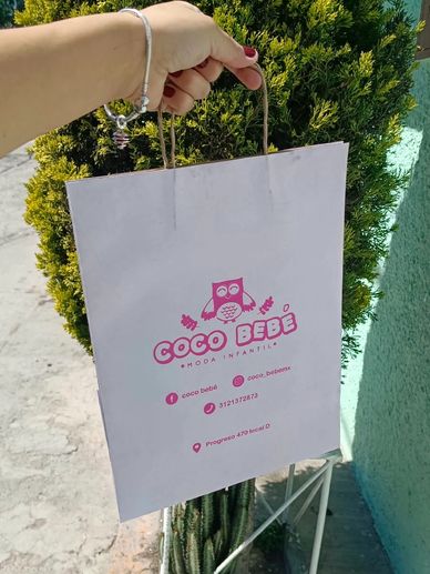 Bolsas de papel kraft blanco con asas de papel torcidas personalizadas con tu logo