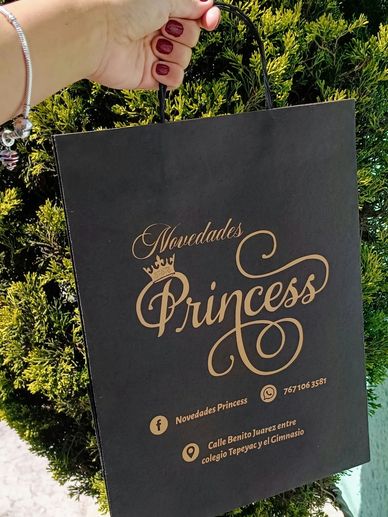 Bolsas de papel kraft color negro personalizadas con tu logo con asas de papel torcidas