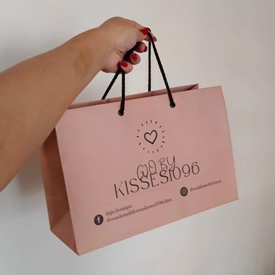 Bolsas de papel bond con asas de macrame con logo impreso