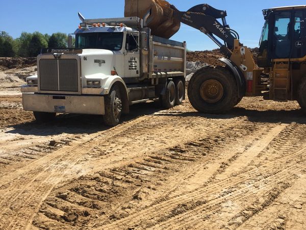 Dump truck loading cushion sand