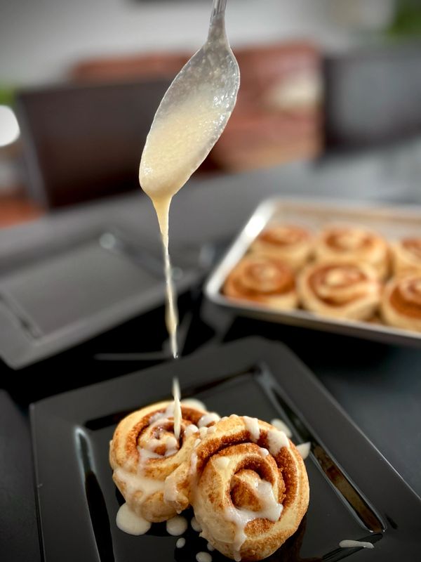 Cinnamon bun
Glaze
Breakfast
Plate
Homemade
Fresh