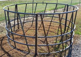 Round hay feeder