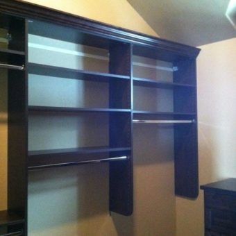 closet with crown molding