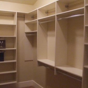 walk in closet with shelves and hanging
