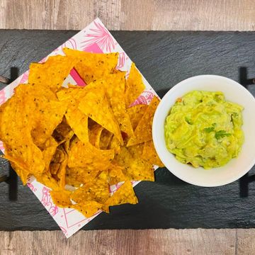 nachos o totopos con guacamole