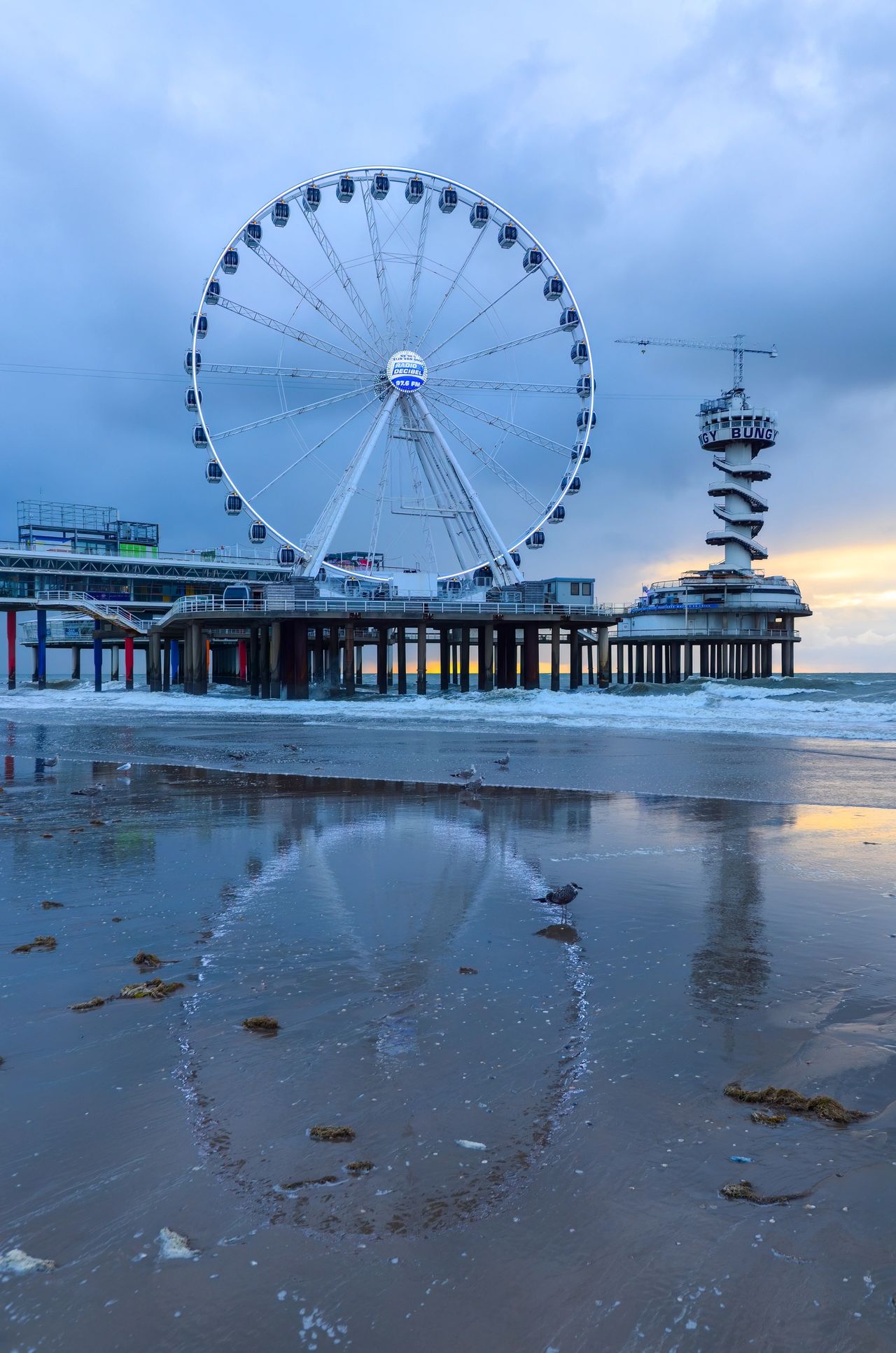 De Pier Scheveningen - Nikon D7000 - Tamron 16-300mm - 1/125 - f5.6 / ISO 250 bei 18mm - 19.09.22 um 19:15 Uhr De Pier Scheveningen - Nikon D7000 - Tamron 16-300mm - 1/125 - f5.6 / ISO 250 bei 18mm - 19.09.22 um 19:15 Uhr