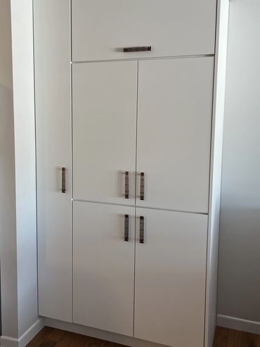 Meuble-armoire ordinateur avec rangement personalisé et agencé avec les armoires de cuisine de la cl