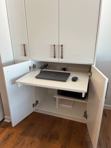 Meuble-armoire ordinateur avec rangement personalisé et agencé avec les armoires de cuisine de la cl