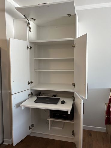 Meuble-armoire ordinateur avec rangement personalisé et agencé avec les armoires de cuisine de la cl