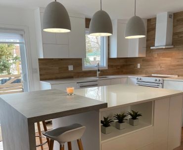 Armoires de cuisine moderne jusqu'au plafond et îlot central