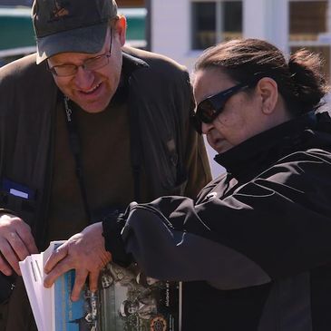 Un archéologue et une résidente de Pessamit discutent de l'histoire locale et de son patrimoine.