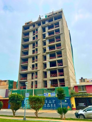 Edificio en construcción de varios pisos.