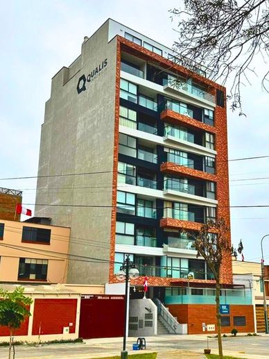Edificio moderno de varios pisos con balcones.