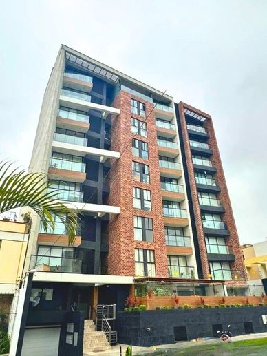 Edificio residencial moderno de varios pisos.