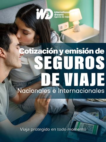 Pareja feliz asegurando su viaje con seguros nacionales e internacionales.