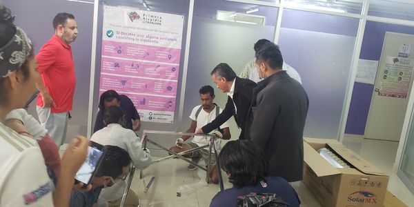 Personas recibiendo capacitacion para armado e instalacion de Calentador solar