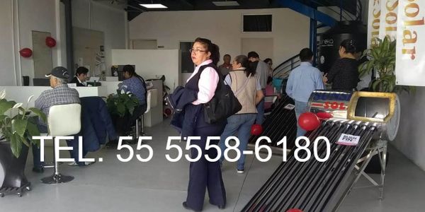 Personas comprando Calentador solar, en area de ventas de la Fabrica calentadores