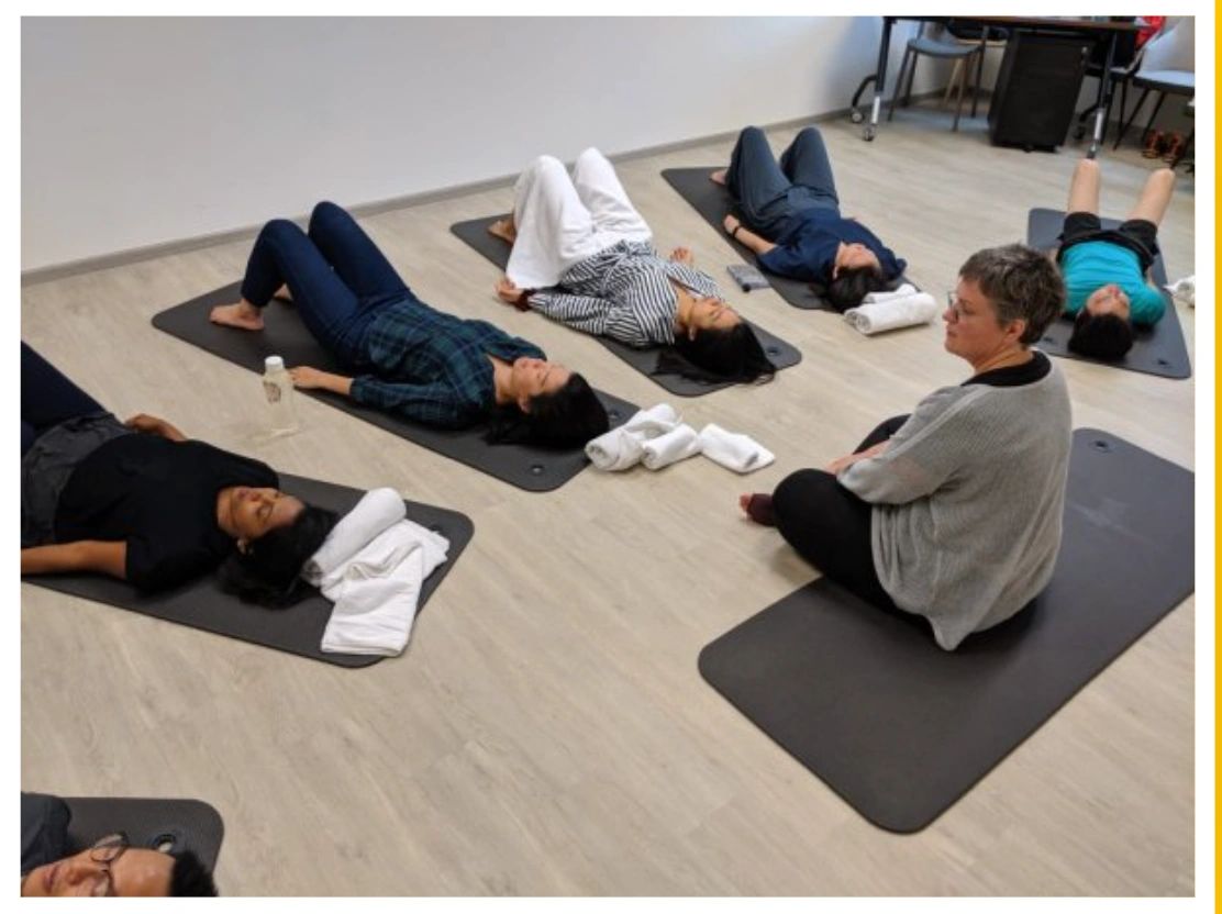 Isabelle Claus Teixeira guiding a TRE™ group session