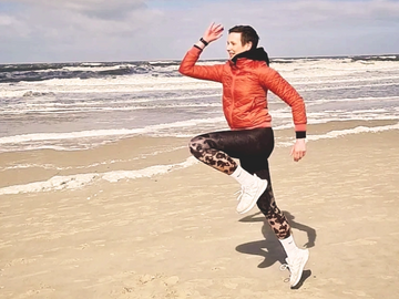 Frau trainiert am Strand auf Sylt im Personal Training.