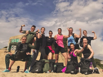 Beach Bootcamp Frauengruppe nach dem Group Fitness Workout am Strand