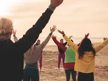 Frauengruppe beim Outdoor Fitness Training am Strand