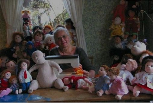Alzheimer : Dans les hôpitaux, des poupées empathiques pour apaiser les  malades