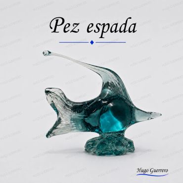 Escultura de pez espada de vidrio.
