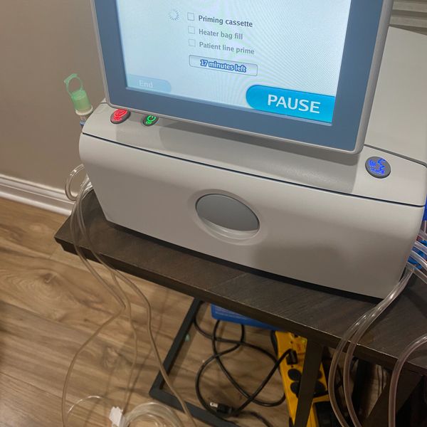 Medical device screen showing 17 minutes left with pause option.