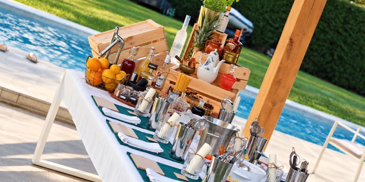 Bar aan het zwembad met fruit en drank.